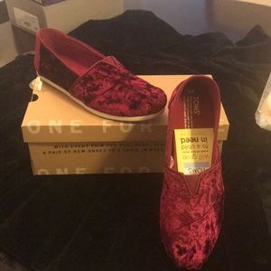 NWT Toms burgundy velvet shoes